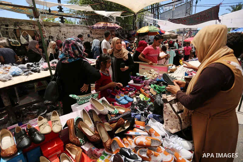 Palestinians shop at a market ahead of Eid al-Fitr holiday, in Gaza city on June 24, 2017. Eid al-Fitr marks the end of Muslim's holy fasting month of Ramadan when faithfuls abstain from eating, drinking, smoking and sex...