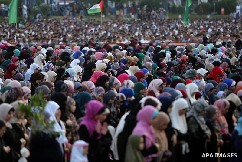 Palestinian Muslim women perform Eid al-Fitr prayers in Gaza City June 25, 2017. Eid al-Fitr marks the end of Muslim's holy fasting month of Ramadan when faithfuls abstain from eating, drinking, smoking and sexual activi...