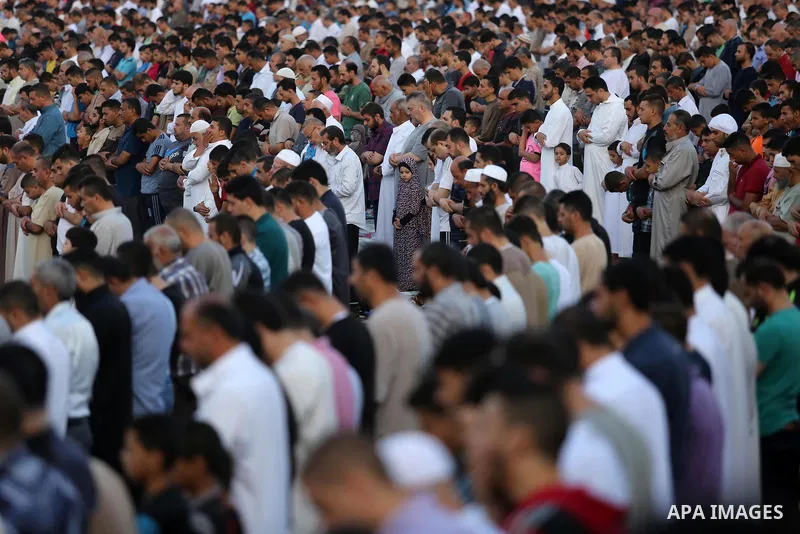 Palestinian Muslims perform Eid al-Fitr prayers in Gaza City June 25, 2017. Eid al-Fitr marks the end of Muslim's holy fasting month of Ramadan when faithfuls abstain from eating, drinking, smoking and sexual activities...