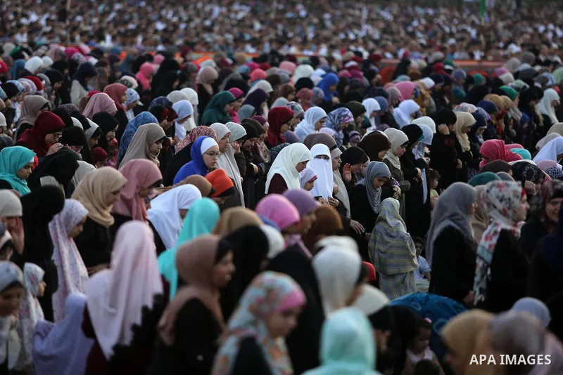 Palestinian Muslim women perform Eid al-Fitr prayers in Gaza City June 25, 2017. Eid al-Fitr marks the end of Muslim's holy fasting month of Ramadan when faithfuls abstain from eating, drinking, smoking and sexual activi...