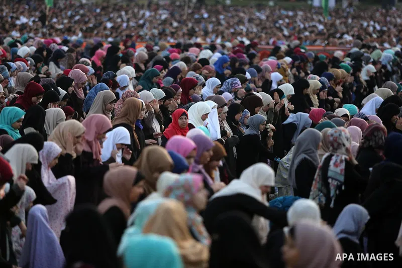 Palestinian Muslim women perform Eid al-Fitr prayers in Gaza City June 25, 2017. Eid al-Fitr marks the end of Muslim's holy fasting month of Ramadan when faithfuls abstain from eating, drinking, smoking and sexual activi...
