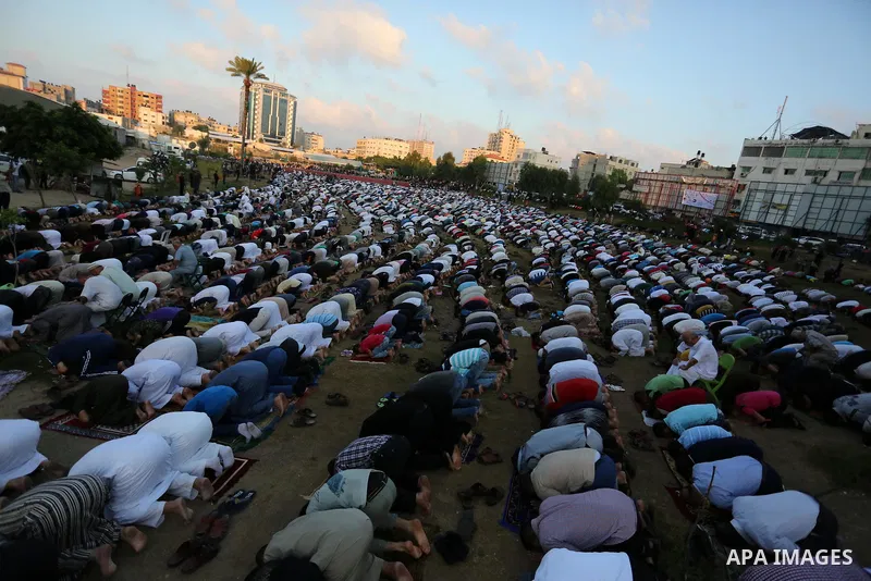 Palestinian Muslims perform Eid al-Fitr prayers in Gaza City June 25, 2017. Eid al-Fitr marks the end of Muslim's holy fasting month of Ramadan when faithfuls abstain from eating, drinking, smoking and sexual activities...