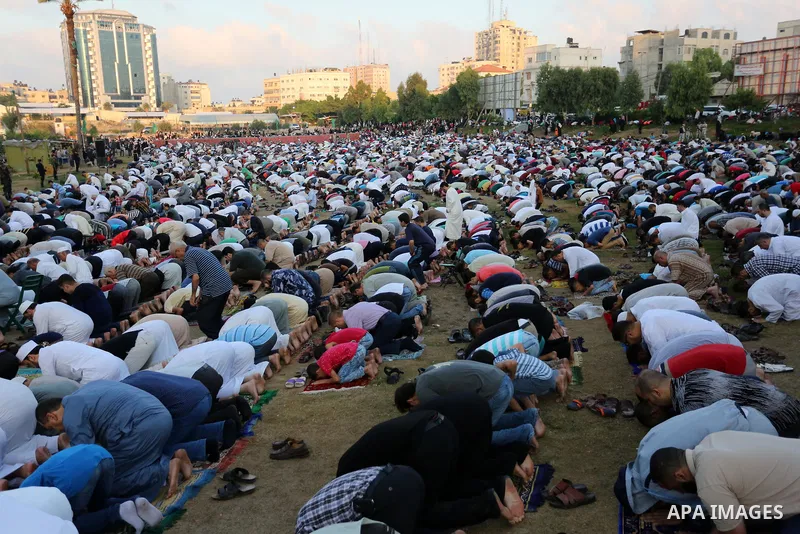 Palestinian Muslims perform Eid al-Fitr prayers in Gaza City June 25, 2017. Eid al-Fitr marks the end of Muslim's holy fasting month of Ramadan when faithfuls abstain from eating, drinking, smoking and sexual activities...