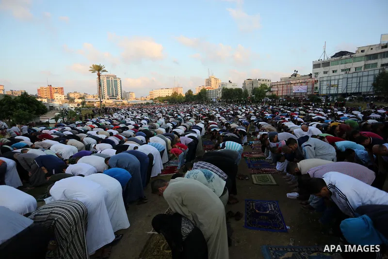 Palestinian Muslims perform Eid al-Fitr prayers in Gaza City June 25, 2017. Eid al-Fitr marks the end of Muslim's holy fasting month of Ramadan when faithfuls abstain from eating, drinking, smoking and sexual activities...