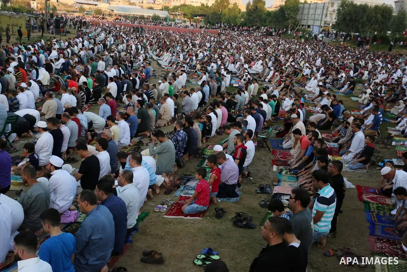 Palestinian Muslims perform Eid al-Fitr prayers in Gaza City June 25, 2017. Eid al-Fitr marks the end of Muslim's holy fasting month of Ramadan when faithfuls abstain from eating, drinking, smoking and sexual activities...