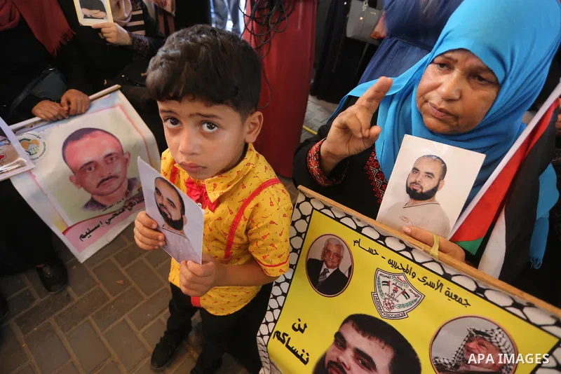 Palestinians take part in a protest to show solidarity with Palestinian prisoners held in Israeli jails, in front of Red cross office in Gaza city on July 3, 2017. Photo by Mohammed Asad