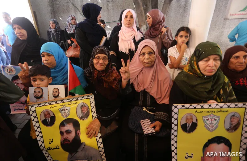 Palestinians take part in a protest to show solidarity with Palestinian prisoners held in Israeli jails, in front of Red cross office in Gaza city on July 3, 2017. Photo by Mohammed Asad