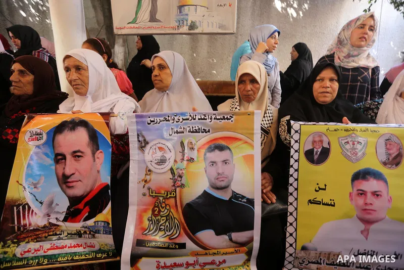 Palestinians take part in a protest to show solidarity with Palestinian prisoners held in Israeli jails, in front of Red cross office in Gaza city on July 3, 2017. Photo by Mohammed Asad