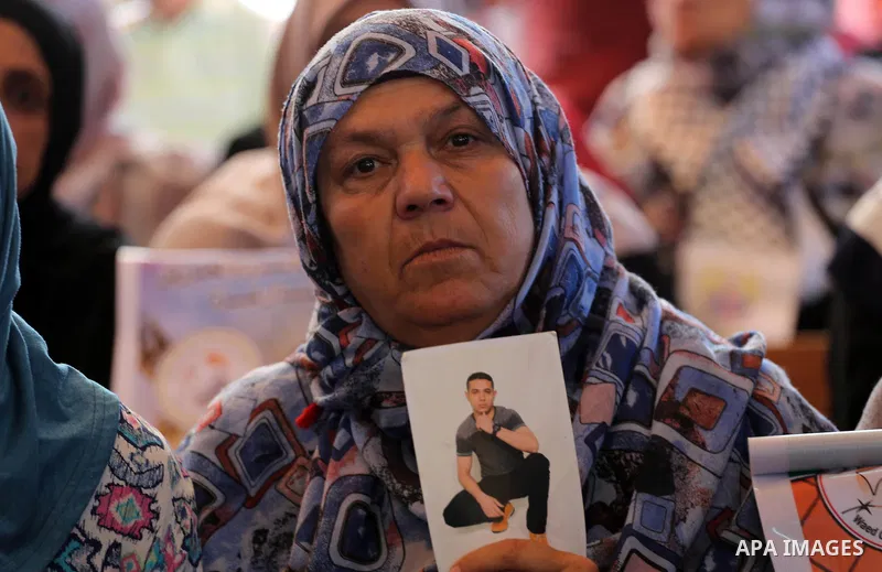 Palestinians take part in a protest to show solidarity with Palestinian prisoners held in Israeli jails, in front of Red cross office in Gaza city on July 3, 2017. Photo by Mohammed Asad