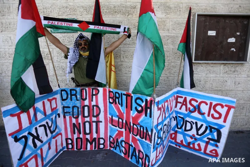 Palestinians take part in a protest to show solidarity with Palestinian prisoners held in Israeli jails, in front of Red cross office in Gaza city on July 3, 2017. Photo by Mohammed Asad