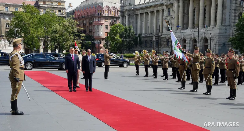 Egyptian President Abdel Fattah al-Sisi and Hungarian Prime Minister Viktor Orban review the honor guards in Budapest, Hungary on July 3, 2017. Photo by Egyptian President Office
