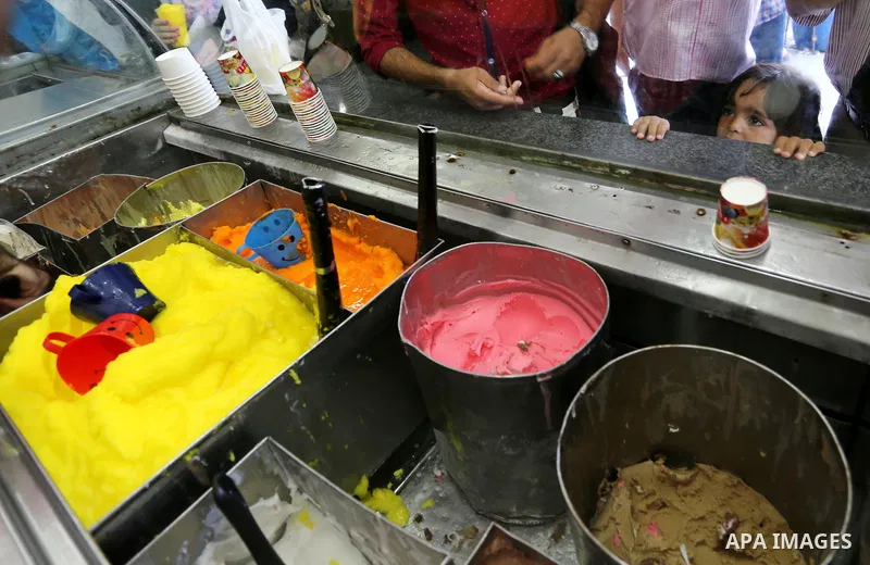Palestinians buy ice-cream (sundae) during a heatwave in Gaza city on July 4, 2017. Photo by Ashraf Amra