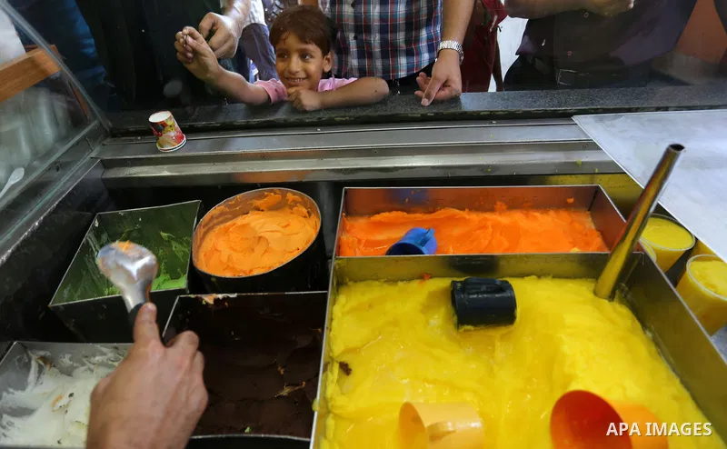 Palestinians buy ice-cream (sundae) during a heatwave in Gaza city on July 4, 2017. Photo by Ashraf Amra