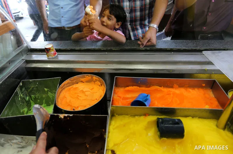 Palestinians buy ice-cream (sundae) during a heatwave in Gaza city on July 4, 2017. Photo by Ashraf Amra