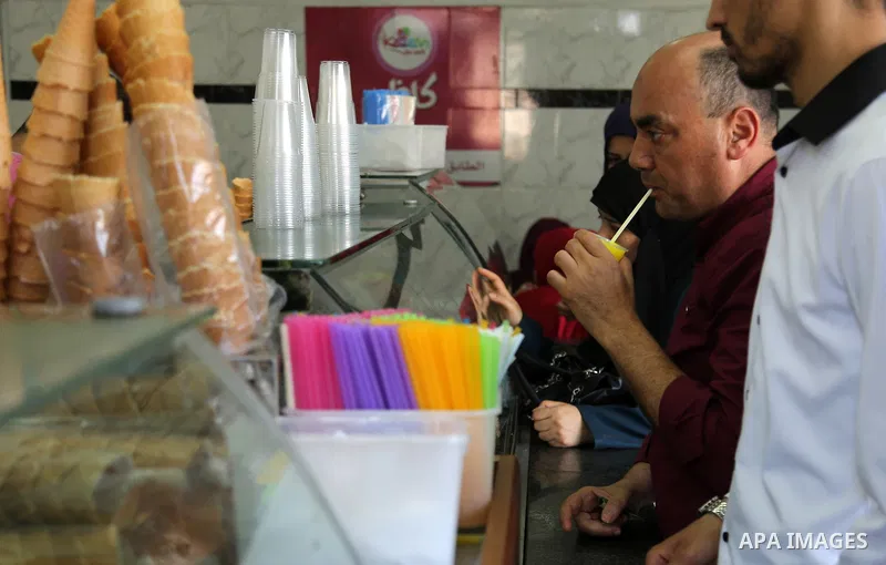 Palestinians buy ice-cream (sundae) during a heatwave in Gaza city on July 4, 2017. Photo by Ashraf Amra