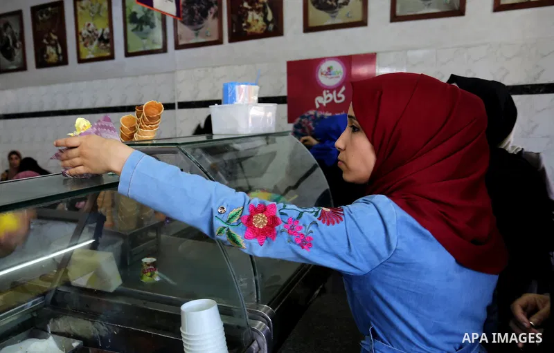 Palestinians buy ice-cream (sundae) during a heatwave in Gaza city on July 4, 2017. Photo by Ashraf Amra