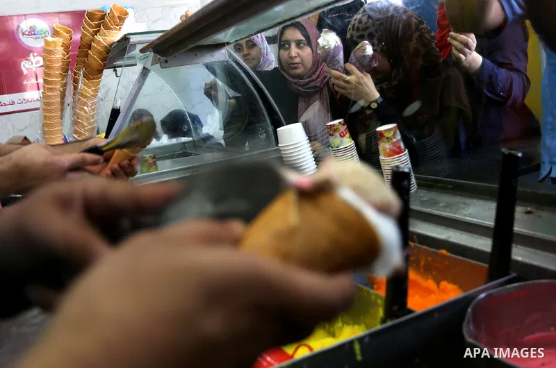 Palestinians buy ice-cream (sundae) during a heatwave in Gaza city on July 4, 2017. Photo by Ashraf Amra