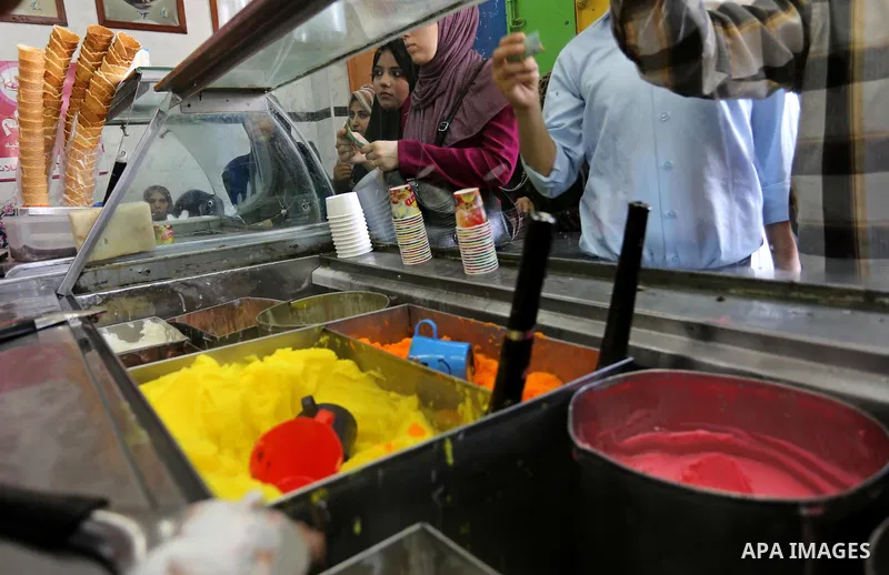 Palestinians buy ice-cream (sundae) during a heatwave in Gaza city on July 4, 2017. Photo by Ashraf Amra