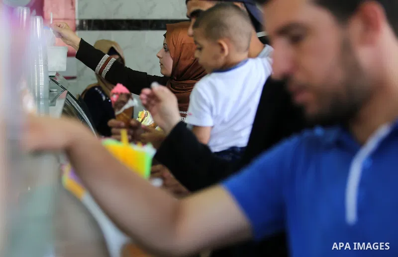Palestinians buy ice-cream (sundae) during a heatwave in Gaza city on July 4, 2017. Photo by Ashraf Amra