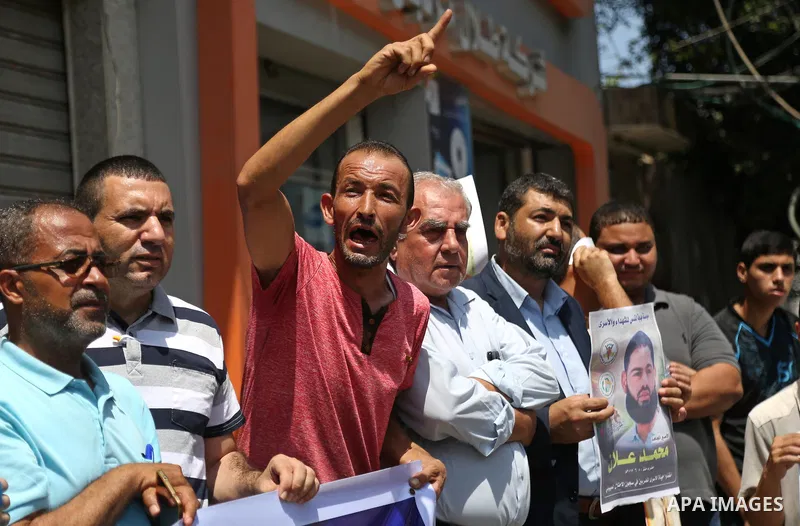 Palestinian supporters of the Islamic Jihad Movement, hold placards during a protest to show solidarity with Palestinian prisoners held in Israeli Jails, in Gaza city, on July 5, 2017. Photo by Ashraf Amra