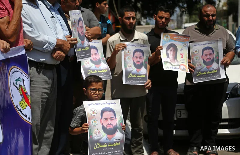 Palestinian supporters of the Islamic Jihad Movement, hold placards during a protest to show solidarity with Palestinian prisoners held in Israeli Jails, in Gaza city, on July 5, 2017. Photo by Ashraf Amra