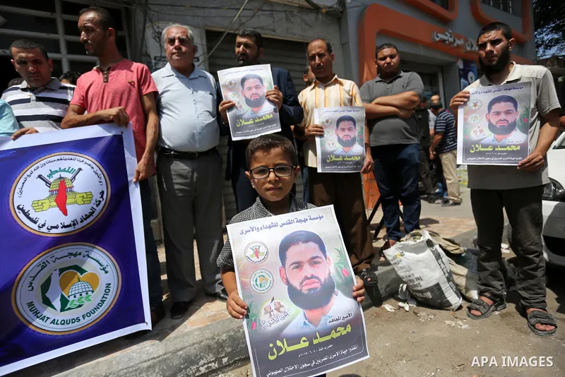 Palestinian supporters of the Islamic Jihad Movement, hold placards during a protest to show solidarity with Palestinian prisoners held in Israeli Jails, in Gaza city, on July 5, 2017. Photo by Ashraf Amra