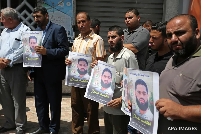 Palestinian supporters of the Islamic Jihad Movement, hold placards during a protest to show solidarity with Palestinian prisoners held in Israeli Jails, in Gaza city, on July 5, 2017. Photo by Ashraf Amra