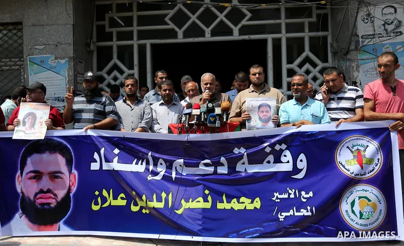 Palestinian supporters of the Islamic Jihad Movement, hold placards during a protest to show solidarity with Palestinian prisoners held in Israeli Jails, in Gaza city, on July 5, 2017. Photo by Ashraf Amra