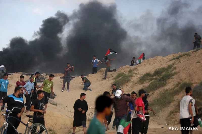 Palestinian protesters clash with Israeli security forces near the border between Israel and Central Gaza Strip July 7, 2017. Photo by Ashraf Amra