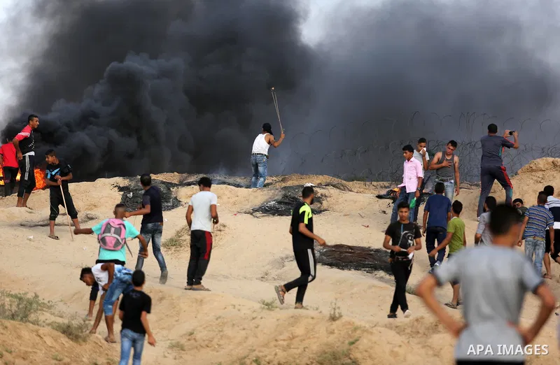 Palestinian protesters clash with Israeli security forces near the border between Israel and Central Gaza Strip July 7, 2017. Photo by Ashraf Amra