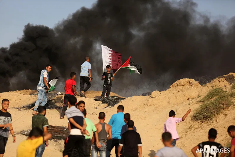 Palestinian protesters clash with Israeli security forces near the border between Israel and Central Gaza Strip July 7, 2017. Photo by Ashraf Amra
