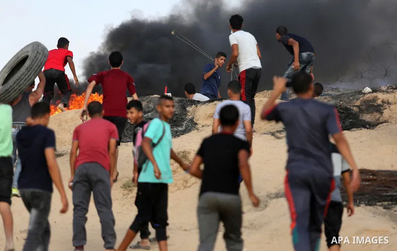 Palestinian protesters clash with Israeli security forces near the border between Israel and Central Gaza Strip July 7, 2017. Photo by Ashraf Amra
