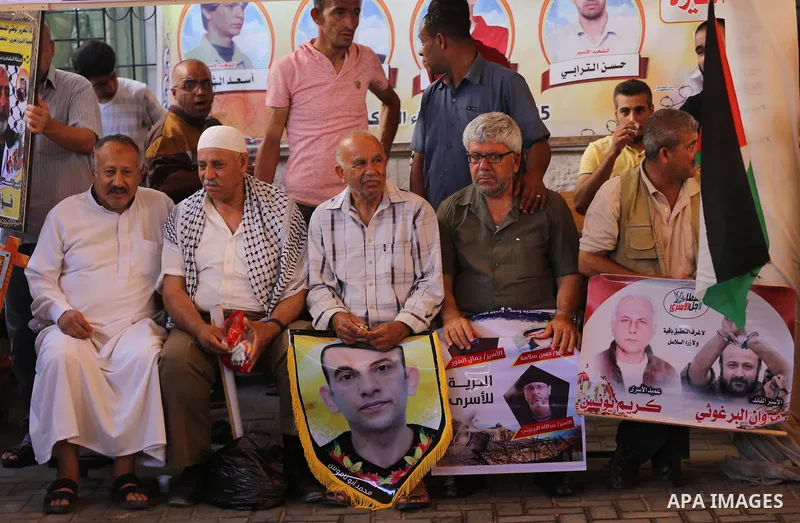 Palestinians take part in a protest to show solidarity with Palestinian prisoners held in Israeli jails, in front of Red cross office in Gaza city on July 10, 2017. Photo by Mohammed Asad