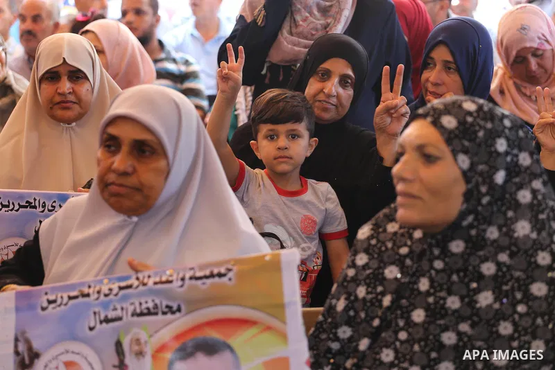 Palestinians take part in a protest to show solidarity with Palestinian prisoners held in Israeli jails, in front of Red cross office in Gaza city on July 10, 2017. Photo by Mohammed Asad