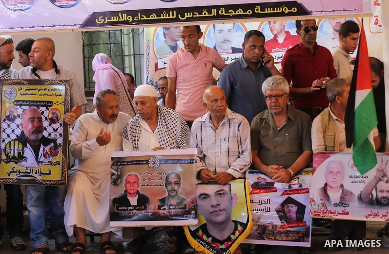 Palestinians take part in a protest to show solidarity with Palestinian prisoners held in Israeli jails, in front of Red cross office in Gaza city on July 10, 2017. Photo by Mohammed Asad
