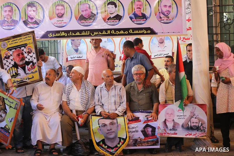Palestinians take part in a protest to show solidarity with Palestinian prisoners held in Israeli jails, in front of Red cross office in Gaza city on July 10, 2017. Photo by Mohammed Asad