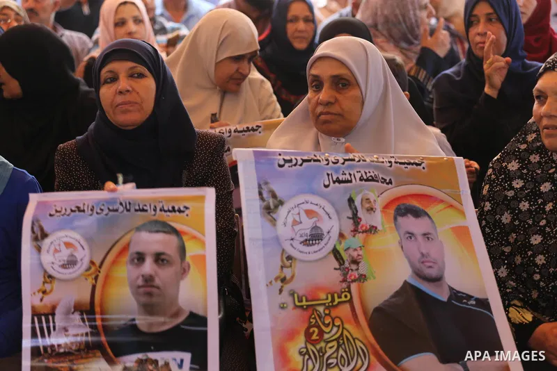 Palestinians take part in a protest to show solidarity with Palestinian prisoners held in Israeli jails, in front of Red cross office in Gaza city on July 10, 2017. Photo by Mohammed Asad