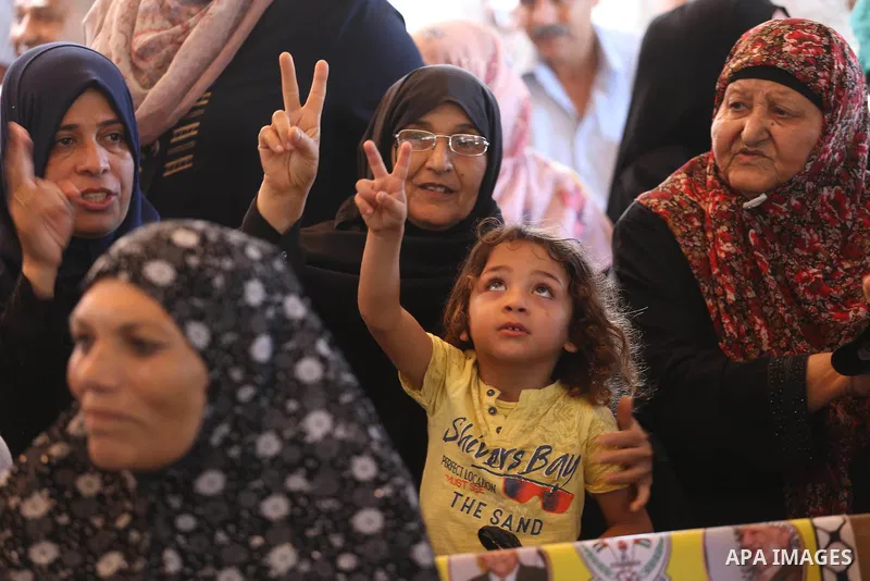 Palestinians take part in a protest to show solidarity with Palestinian prisoners held in Israeli jails, in front of Red cross office in Gaza city on July 10, 2017. Photo by Mohammed Asad
