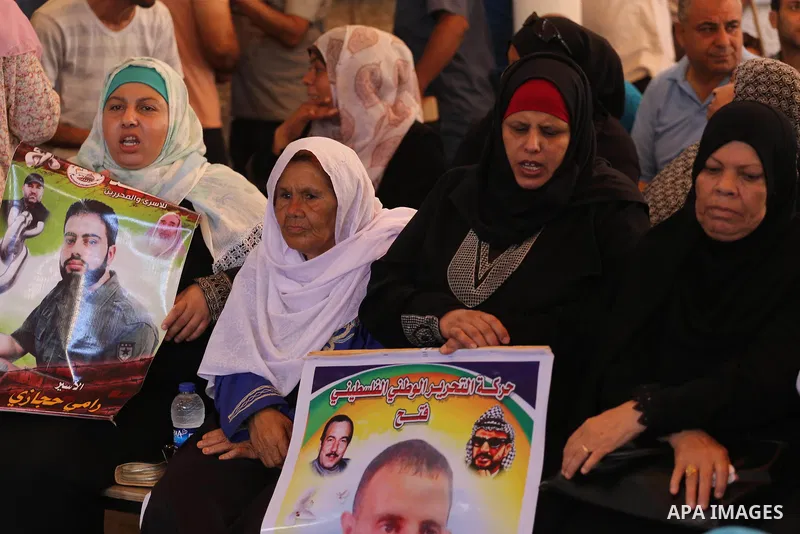 Palestinians take part in a protest to show solidarity with Palestinian prisoners held in Israeli jails, in front of Red cross office in Gaza city on July 10, 2017. Photo by Mohammed Asad