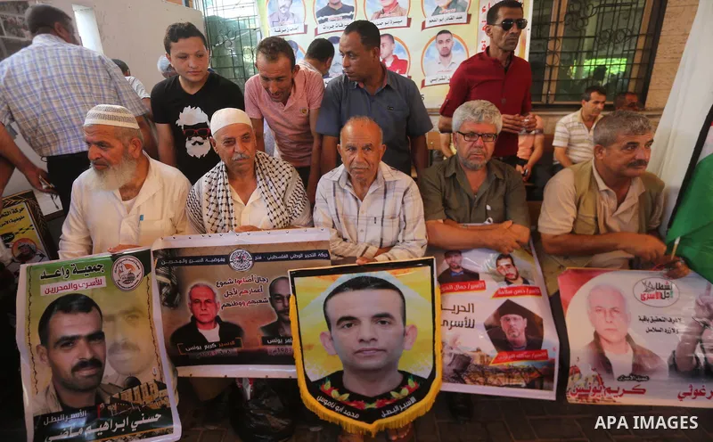 Palestinians take part in a protest to show solidarity with Palestinian prisoners held in Israeli jails, in front of Red cross office in Gaza city on July 10, 2017. Photo by Mohammed Asad