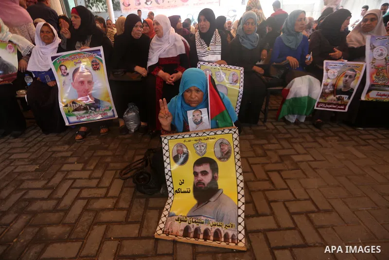 Palestinians take part in a protest to show solidarity with Palestinian prisoners held in Israeli jails, in front of Red cross office in Gaza city on July 10, 2017. Photo by Mohammed Asad