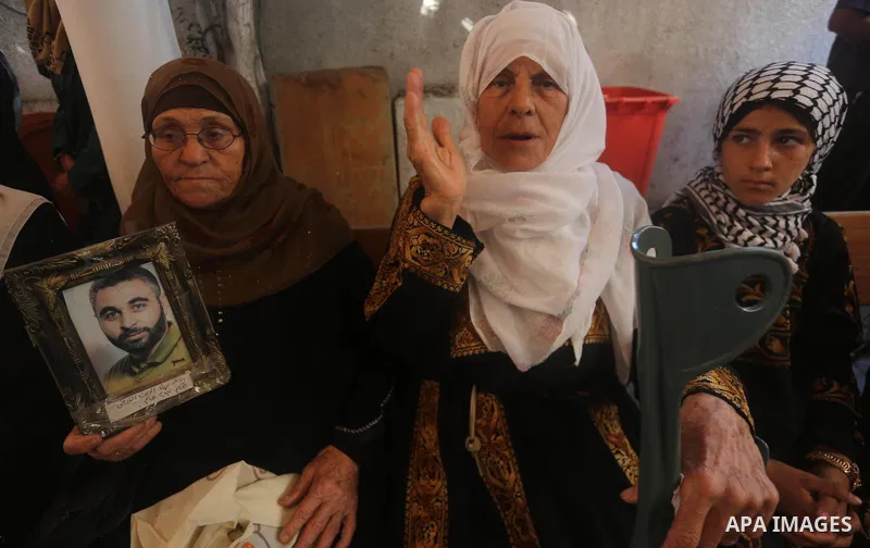 Palestinians take part in a protest to show solidarity with Palestinian prisoners held in Israeli jails, in front of Red cross office in Gaza city on July 10, 2017. Photo by Mohammed Asad