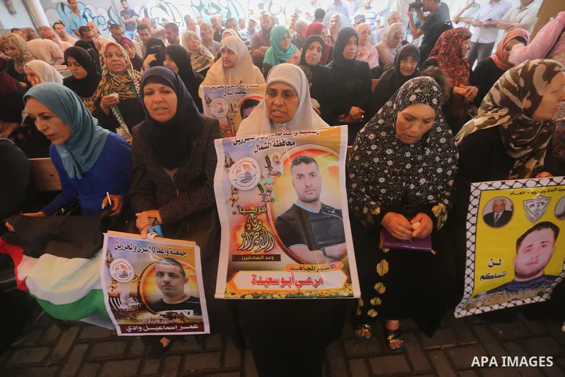 Palestinians take part in a protest to show solidarity with Palestinian prisoners held in Israeli jails, in front of Red cross office in Gaza city on July 10, 2017. Photo by Mohammed Asad
