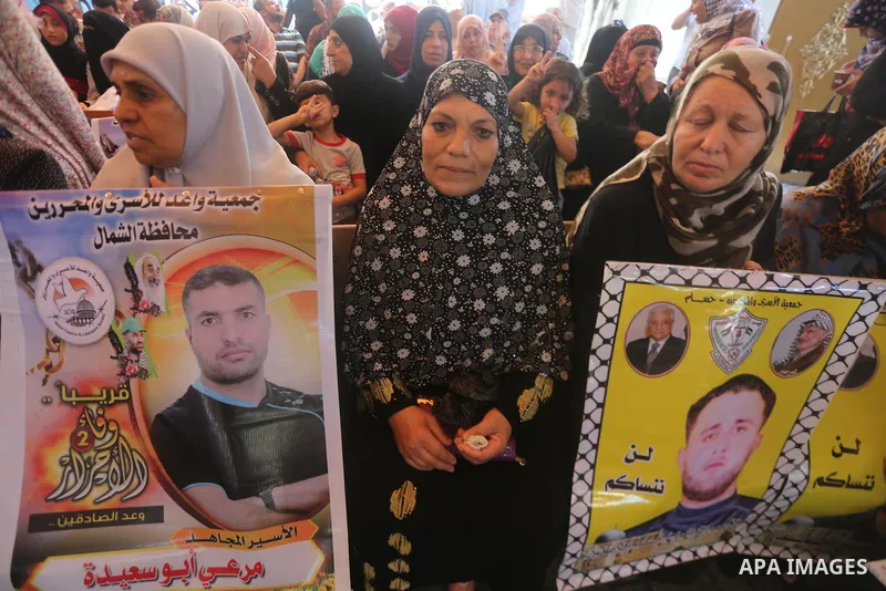 Palestinians take part in a protest to show solidarity with Palestinian prisoners held in Israeli jails, in front of Red cross office in Gaza city on July 10, 2017. Photo by Mohammed Asad