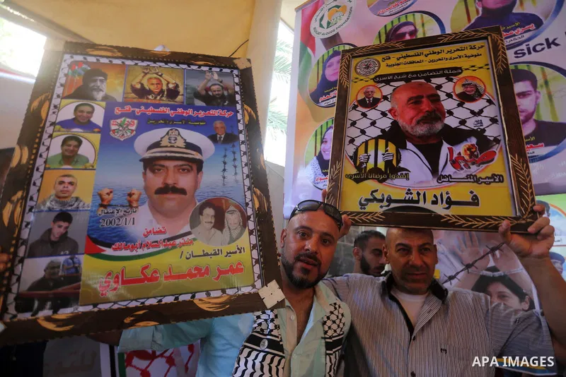 Palestinians take part in a protest to show solidarity with Palestinian prisoners held in Israeli jails, in front of Red cross office in Gaza city on July 10, 2017. Photo by Mohammed Asad