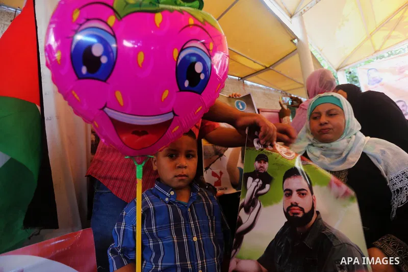 Palestinians take part in a protest to show solidarity with Palestinian prisoners held in Israeli jails, in front of Red cross office in Gaza city on July 10, 2017. Photo by Mohammed Asad