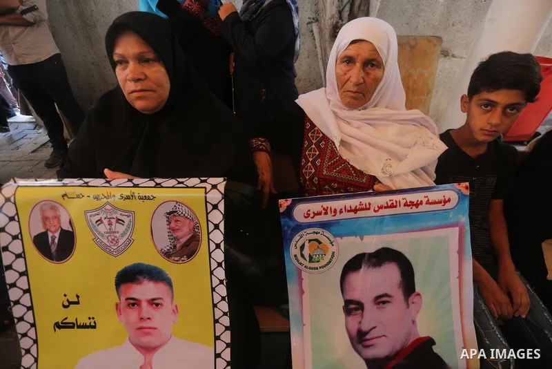 Palestinians take part in a protest to show solidarity with Palestinian prisoners held in Israeli jails, in front of Red cross office in Gaza city on July 10, 2017. Photo by Mohammed Asad