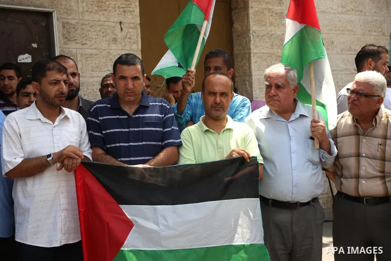 Palestinians take part in a protest against israeli attacks on Palestinian female prisoners in Israeli jails, in front of Red cross office in Gaza city on July 11, 2017. Photo by Ashraf Amra