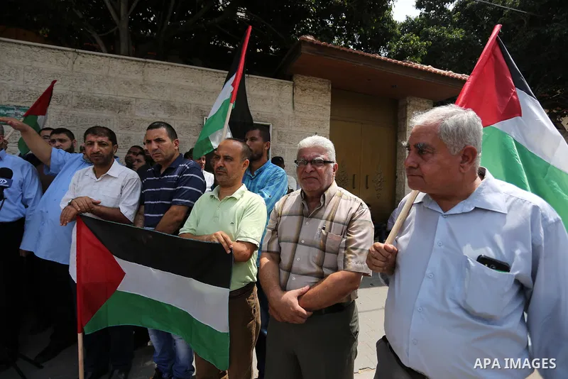 Palestinians take part in a protest against israeli attacks on Palestinian female prisoners in Israeli jails, in front of Red cross office in Gaza city on July 11, 2017. Photo by Ashraf Amra