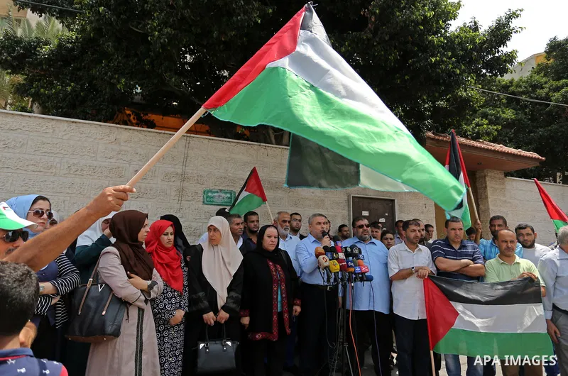 Palestinians take part in a protest against israeli attacks on Palestinian female prisoners in Israeli jails, in front of Red cross office in Gaza city on July 11, 2017. Photo by Ashraf Amra